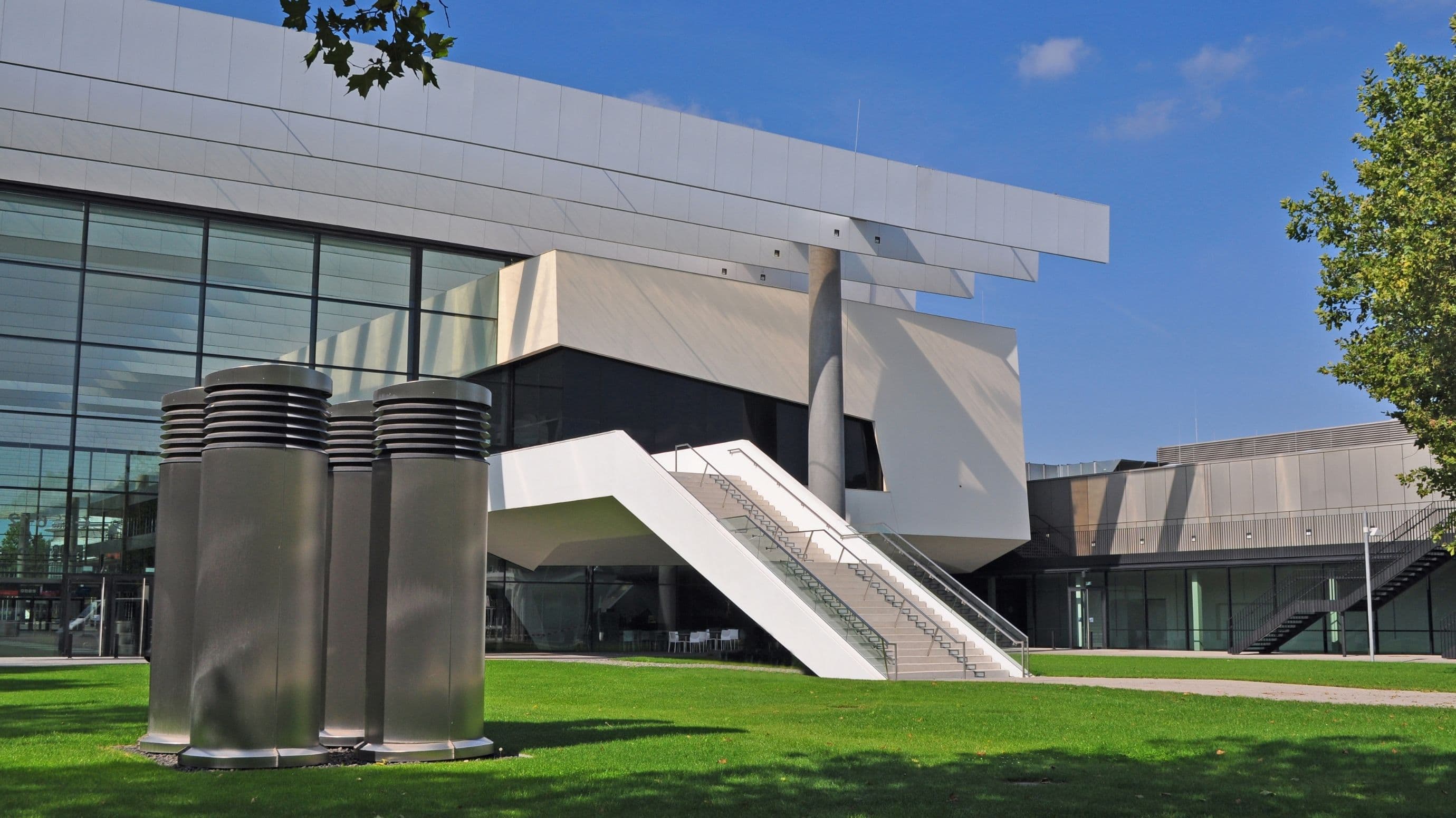 Blick auf die große Treppe im Messepark der NürnbergMesse