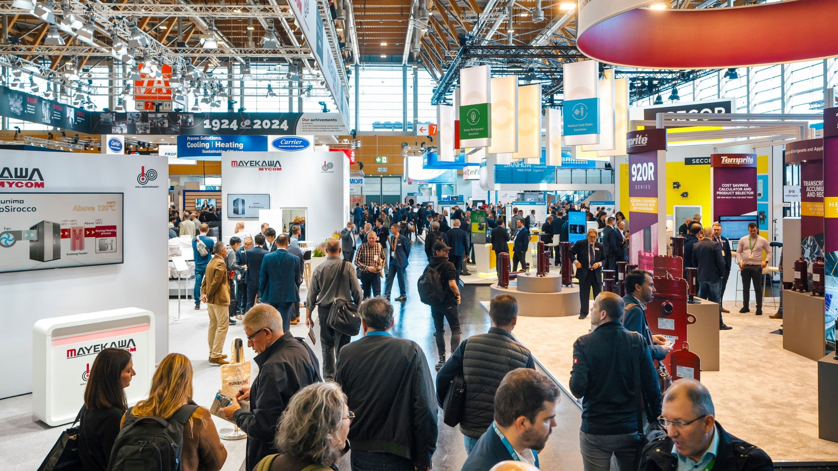 Blick in eine Messehalle mit zahlreichen Messebesuchern.