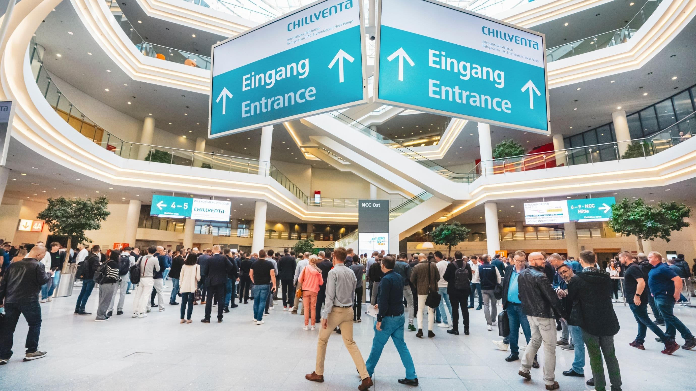 Blick in das NCC Ost während der Chillventa. Viele Messebesucher gehen in Richtung Eingang.