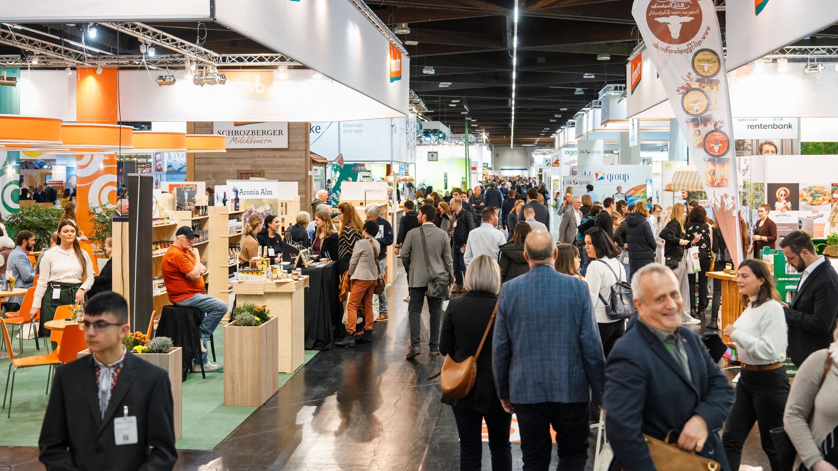 Ein Blick in eine Messehalle über die Köpfe der vielen Besucher hinweg.
