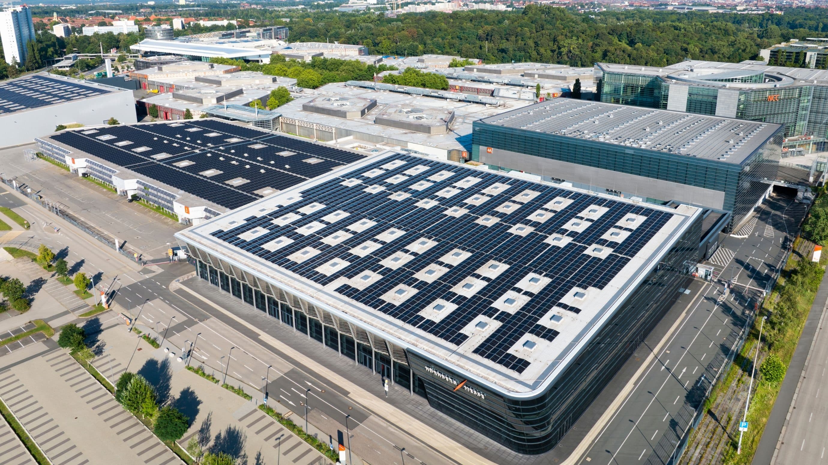Blick aus der Vogelperspektive auf die Hallen 3A und 3C, auf denen eine Photovoltaikanlage besteht.