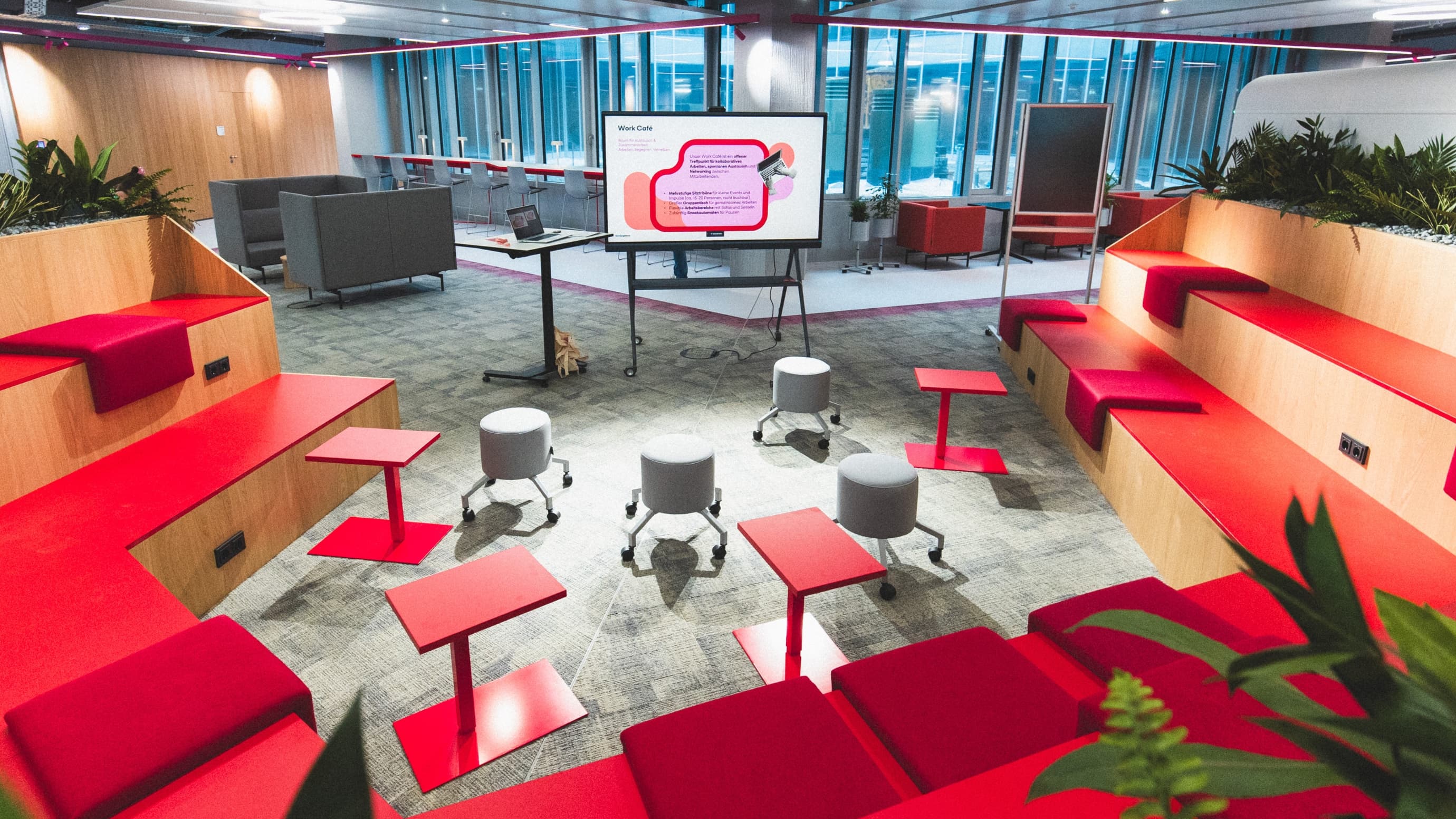 Moderne, offene Büroräumlichkeiten mit Work Café